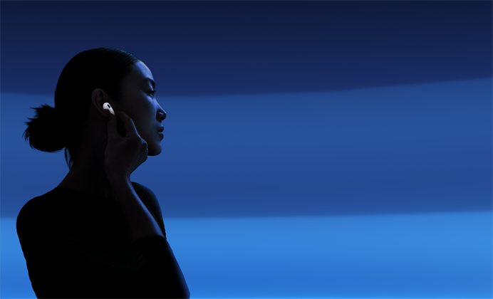 Žmogus nykščiu ir smiliumi laiko savo „AirPods 5“ kojelę, kad pakeistų klausymosi režimus