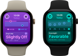 Du „Apple Watch Series 12“ laikrodžiai: aliuminio korpusas, šviesaus aukso spalva, dienos gyvybiniai rodikliai šiek tiek nukrypę nuo normos, „Digital Crown“, smėlio spalvos „Sport Band“ dirželis; aliuminio korpusas, juoda spalva, nakties gyvybiniai rodikliai palankūs, „Digital Crown“, juodas „Sport Band“ dirželis