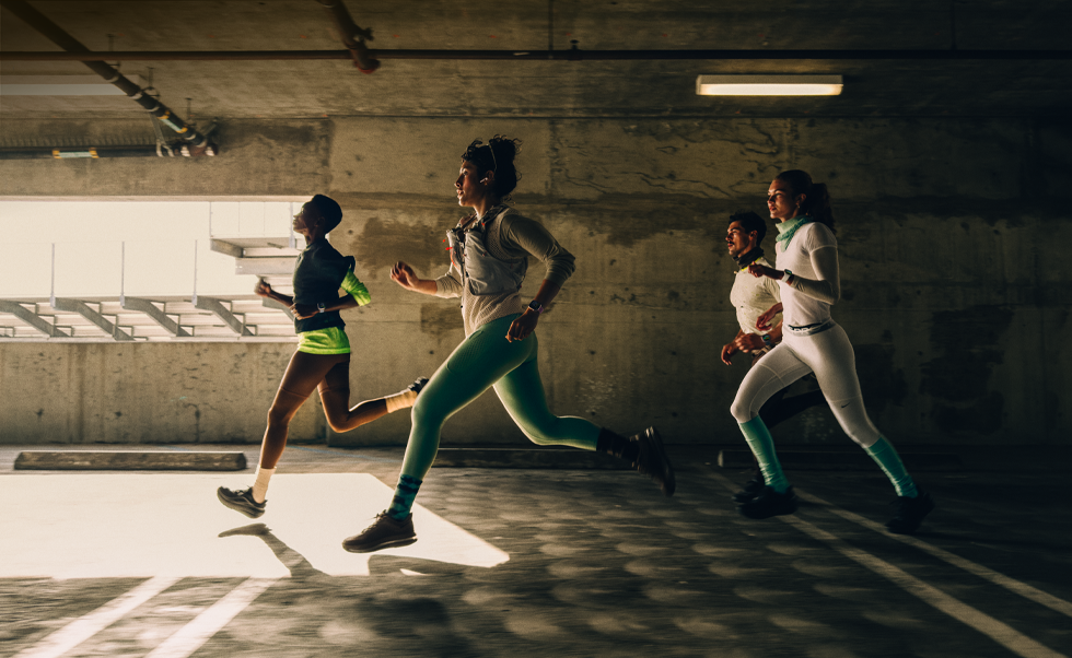 Žmonių grupė bėgioja mieste su „Apple Watch Series 12“ laikrodžiais