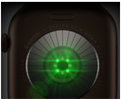 „Apple Watch Series 12“ galinė pusė, aliuminio korpusas, tamsiai bronzinė spalva, keli apvalūs jutikliai su švytinčiais žaliais LED šviesos diodais, kairė pusė iš išorės, „Digital Crown“, alyvuogių spalvos „Sport Band“ dirželis