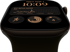 „Apple Watch Series 12“, aliuminio korpusas, tamsiai bronzinė spalva, ciferblatas „Modular“, komplikacijos: diena ir data, treniruotės, veiklos žiedai, „Apple Music“, dešinė pusė iš išorės, „Digital Crown“, alyvuogių spalvos „Sport Band“ dirželis