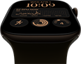 „Apple Watch Series 12“, aliuminio korpusas, tamsiai bronzinė spalva, ciferblatas „Modular“, komplikacijos: diena ir data, treniruotės, veiklos žiedai, „Apple Music“, dešinė pusė iš išorės, „Digital Crown“, alyvuogių spalvos „Sport Band“ dirželis