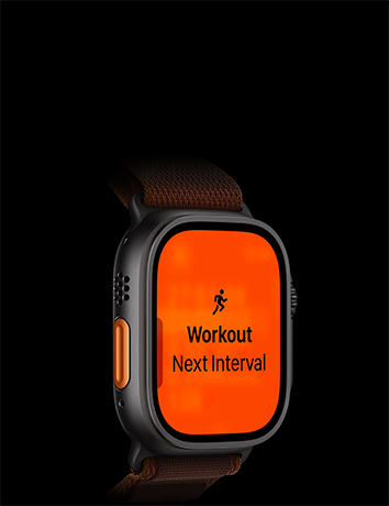 „Apple Watch Ultra 4“, titano korpusas, juoda spalva, bėgimo treniruotė, kitas intervalas, kairė pusė iš išorės, oranžinis veiksmo mygtukas, „Alpine Loop“ dirželis
