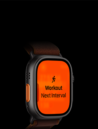 „Apple Watch Ultra 4“, titano korpusas, juoda spalva, bėgimo treniruotė, kitas intervalas, kairė pusė iš išorės, oranžinis veiksmo mygtukas, „Alpine Loop“ dirželis