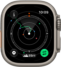 „Apple Watch Ultra 4“, titano korpusas, natūrali spalva, funkcija „Backtrack“ rodo maršrutą su kompaso kryptimis, dešinė pusė iš išorės, „Digital Crown“, iškilęs šoninis mygtukas
