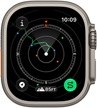 „Apple Watch Ultra 4“, titano korpusas, natūrali spalva, funkcija „Backtrack“ rodo maršrutą su kompaso kryptimis, dešinė pusė iš išorės, „Digital Crown“, iškilęs šoninis mygtukas