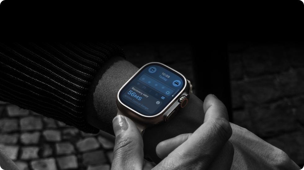Žmogus su „Apple Watch Ultra 4“ ant riešo, dienos gyvybiniai rodikliai šiek tiek nukrypę nuo normos