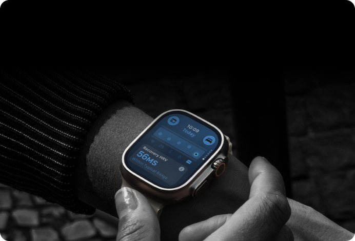 Žmogus su „Apple Watch Ultra 4“ ant riešo, dienos gyvybiniai rodikliai šiek tiek nukrypę nuo normos