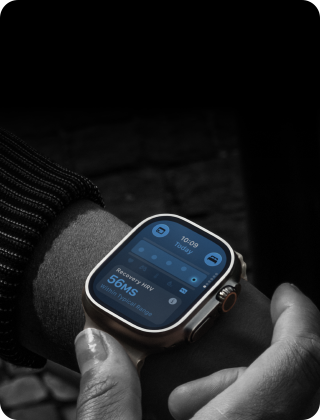Žmogus su „Apple Watch Ultra 4“ ant riešo, dienos gyvybiniai rodikliai šiek tiek nukrypę nuo normos