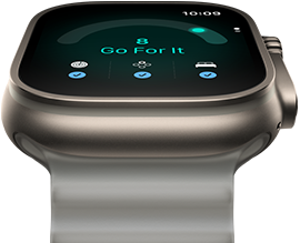 „Apple Watch Ultra 4“, titano korpusas, natūrali spalva, pasirengimo įvertinimas 8, dešinė pusė iš išorės, „Digital Crown“, iškilęs šoninis mygtukas, permatomai pilkas „Ocean Band“ dirželis