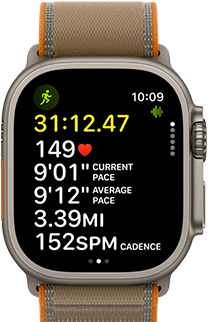 „Apple Watch Ultra 4“, titano korpusas, natūrali spalva, išplėstiniai lauko bėgimo treniruotės rodikliai, dešinė pusė iš išorės, „Digital Crown“, iškilęs šoninis mygtukas, smėlio spalvos „Trail Loop“ dirželis