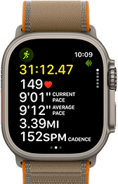 „Apple Watch Ultra 4“, titano korpusas, natūrali spalva, išplėstiniai lauko bėgimo treniruotės rodikliai, dešinė pusė iš išorės, „Digital Crown“, iškilęs šoninis mygtukas, smėlio spalvos „Trail Loop“ dirželis