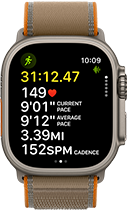 „Apple Watch Ultra 4“, titano korpusas, natūrali spalva, išplėstiniai lauko bėgimo treniruotės rodikliai, dešinė pusė iš išorės, „Digital Crown“, iškilęs šoninis mygtukas, smėlio spalvos „Trail Loop“ dirželis