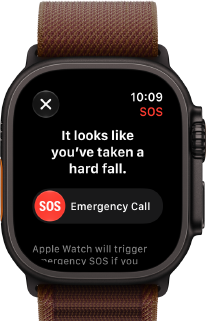 „Apple Watch Ultra 4“, titano korpusas, juoda spalva, palydovinis ryšys, dešinė pusė iš išorės, „Digital Crown“, iškilęs šoninis mygtukas, bordo spalvos „Alpine Loop“ dirželis