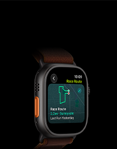 „Apple Watch Ultra 4“, titano korpusas, juoda spalva, funkcija „Race Route“ su bėgimo maršruto žemėlapiu, kairė pusė iš išorės, veiksmo mygtukas, bordo spalvos „Alpine Loop“ dirželis