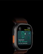 „Apple Watch Ultra 4“, titano korpusas, juoda spalva, funkcija „Race Route“ su bėgimo maršruto žemėlapiu, kairė pusė iš išorės, veiksmo mygtukas, bordo spalvos „Alpine Loop“ dirželis