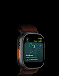 „Apple Watch Ultra 4“, titano korpusas, juoda spalva, funkcija „Race Route“ su bėgimo maršruto žemėlapiu, kairė pusė iš išorės, veiksmo mygtukas, bordo spalvos „Alpine Loop“ dirželis