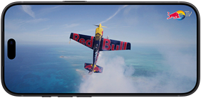 „iPhone 18 Pro“, gulsčias režimas, nuotrauka: „Red Bull“ akrobatinis lėktuvas skrenda vertikaliai dangumi virš jūros