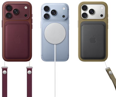 Iš kairės į dešinę: „iPhone 18 Pro“ burgundijos spalvos odiniame dėkle su burgundijos spalvos dirželiu per petį, viduryje – „iPhone 18 Pro“ ledynų spalvos su prijungtu baltu „MagSafe“ įkrovikliu, dešinėje – „iPhone 18 Pro“ sidabro spalvos žaliame odiniame dėkle-piniginėje su dirželiu ant riešo