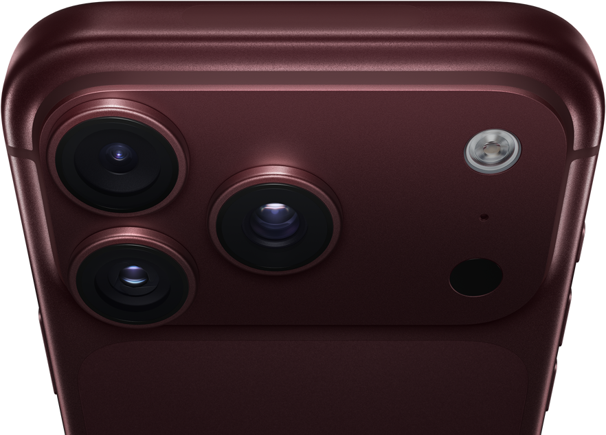 „iPhone 18 Pro Max“, burgundijos spalva (tamsiai raudona), galinė pusė iš išorės, viršuje „Pro Fusion“ kamerų sistema, 3 objektyvai, iš dalies užsidariusios kintamos diafragmos lamelės, blykstė, mikrofonas ir „LiDAR“ skeneris, viršutinė pusė iš išorės, mobiliojo ryšio antena, plokščios šoninės briaunos, suapvalinti kraštai