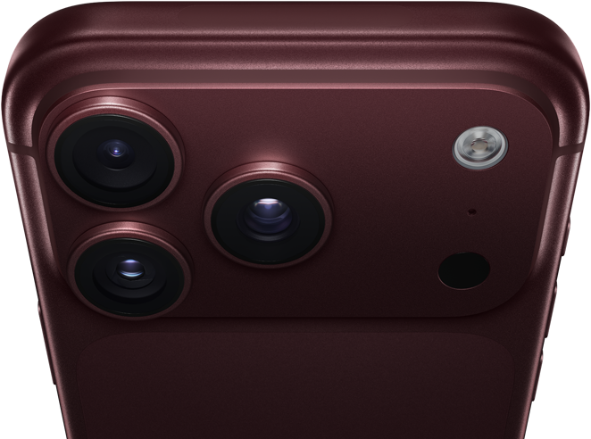 „iPhone 18 Pro Max“, burgundijos spalva (tamsiai raudona), galinė pusė iš išorės, viršuje „Pro Fusion“ kamerų sistema, 3 objektyvai, iš dalies užsidariusios kintamos diafragmos lamelės, blykstė, mikrofonas ir „LiDAR“ skeneris, viršutinė pusė iš išorės, mobiliojo ryšio antena, plokščios šoninės briaunos, suapvalinti kraštai