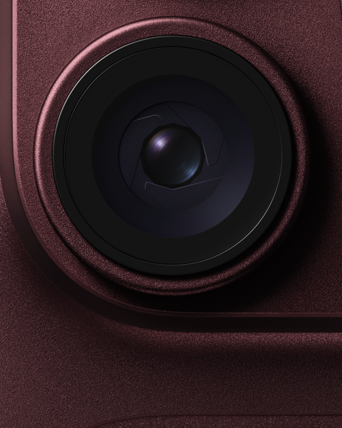 Pagrindinės kameros kintamos diafragmos objektyvas „iPhone 18 Pro“ burgundijos spalvos modelyje