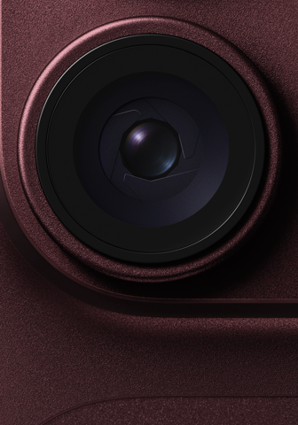 Pagrindinės kameros kintamos diafragmos objektyvas „iPhone 18 Pro“ burgundijos spalvos modelyje