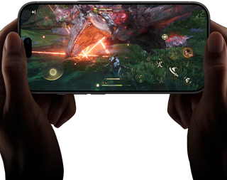 „iPhone 18 Pro“, priekinė pusė iš išorės; žaidimo „Monster Hunter Outlanders“ scena demonstruoja „A20 Pro“ lusto našumo galimybes