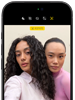 „iPhone 18 Pro“, juoda spalva, priekinė pusė iš išorės, ekrane du modeliai pozuoja kamerai – demonstruojama „Center Stage“ priekinė kamera