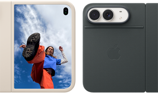 „iPhone Duo“, žvaigždžių balta spalva, smėlio spalvos silikoniniame dėkle, gulsčia padėtimi, visiškai atlenktas horizontaliai, viršuje kairėje „Dual Fusion“ kameros, dėklas dengia galinę pusę ir priekinio ekrano išorinį kraštą, dešinėje išoriniame ekrane rodomas žmogaus portretas. „iPhone Duo“, žvaigždžių balta spalva, visiškai atlenktas horizontaliai, tamsiai mėlynas dėklas-knygelė su stovu, visiškai atlenktas horizontaliai, galinėje pusėje matomos 48 MP „Dual Fusion“ galinės kameros, du objektyvai