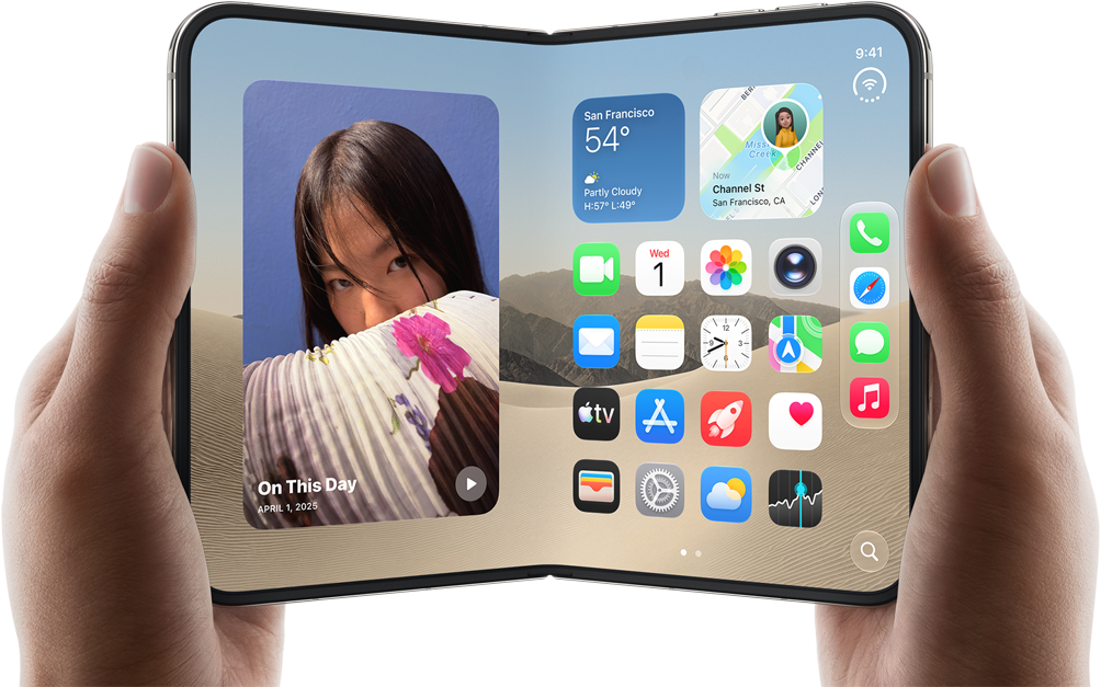 „iPhone Duo“, žvaigždžių balta spalva, laikomas dviem rankomis gulsčia padėtimi, išlankstytas, vidiniame ekrane kairėje rodomos nuotraukos, dešinėje – programos