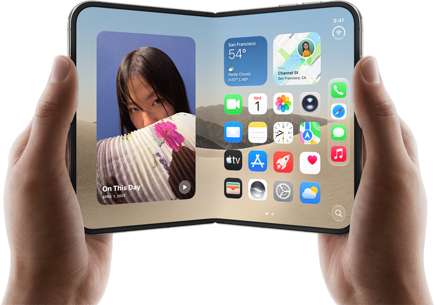 „iPhone Duo“, žvaigždžių balta spalva, laikomas dviem rankomis gulsčia padėtimi, išlankstytas, vidiniame ekrane kairėje rodomos nuotraukos, dešinėje – programos