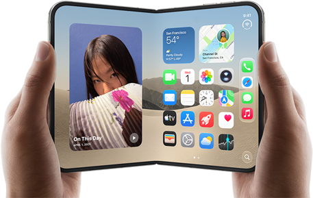 „iPhone Duo“, žvaigždžių balta spalva, laikomas dviem rankomis gulsčia padėtimi, išlankstytas, vidiniame ekrane kairėje rodomos nuotraukos, dešinėje – programos