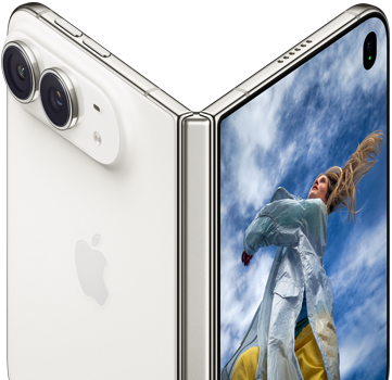 „iPhone Duo“, iš dalies atlenktas kaip knyga, viduryje – vyrių mechanizmas; kairėje išorinėje galinėje plokštėje matomas „Apple“ logotipas ir dvigubos kameros, dešinėje išoriniame ekrane rodomas šviesiaplaukio žmogaus portretas