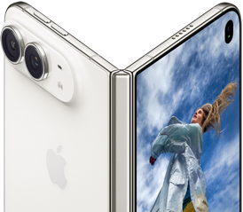 „iPhone Duo“, iš dalies atlenktas kaip knyga, viduryje – vyrių mechanizmas; kairėje išorinėje galinėje plokštėje matomas „Apple“ logotipas ir dvigubos kameros, dešinėje išoriniame ekrane rodomas šviesiaplaukio žmogaus portretas