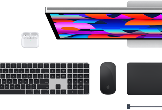 „Mac“ accessories: AirPods, Studio Display, „„Magic Keyboard““, Magic Mouse, Magic Trackpad, „MagSafe“ charging cable