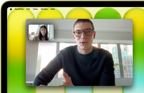 MacBook Neo, Citrusinė spalvos, ekrane vyksta vaizdo skambutis, o Center Stage funkcija išlaiko naudotoją kadro centre